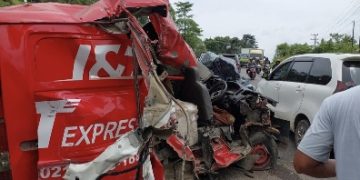 Laka Lantas, Mobil Daihatsu Dengan Truck Tronton Di Jalan Lintas Sumatera Merangin, Pengemudi Daihatsu Luka-Luka