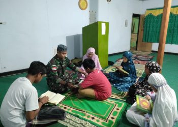Satgas Yonif R 142/KJ Ajarkan Anak-Anak Mengaji di Mamberamo Tengah Papua