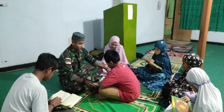 Satgas Yonif R 142/KJ Ajarkan Anak-Anak Mengaji di Mamberamo Tengah Papua