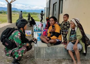 Satgas Yonif Raider 142/KJ Berbaur dan Canda Tawa Bersama Anak-Anak Serta Mama di Papua