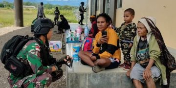 Satgas Yonif Raider 142/KJ Berbaur dan Canda Tawa Bersama Anak-Anak Serta Mama di Papua