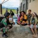Satgas Yonif Raider 142/KJ Berbaur dan Canda Tawa Bersama Anak-Anak Serta Mama di Papua