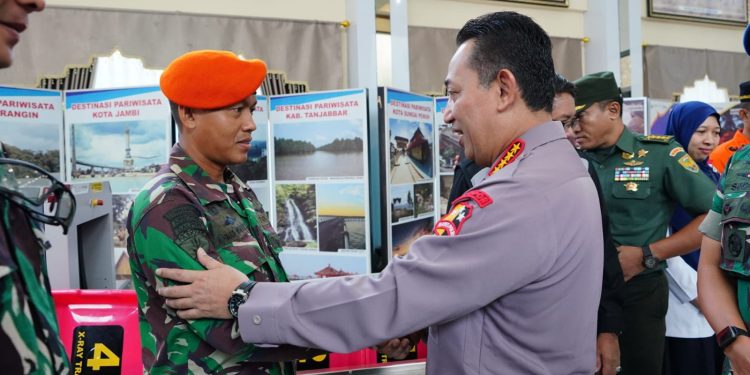 Kapolri Beri Apresiasi ke  Anggota TNI Yang Kawal Tandu Sampai Berputar Saat Evakuasi Kapolda Jambi 
