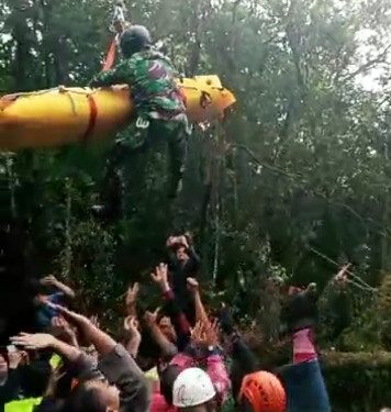 Kapolda Jambi Berhasil Dievakuasi oleh Tim SAR  dari Bukit Tamiai Kerinci