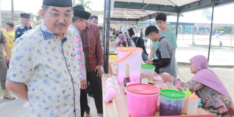 Bupati Anwar Sadat Tinjau Pasar Bedug Ramadhan di Alun – Alun Kuala Tungkal