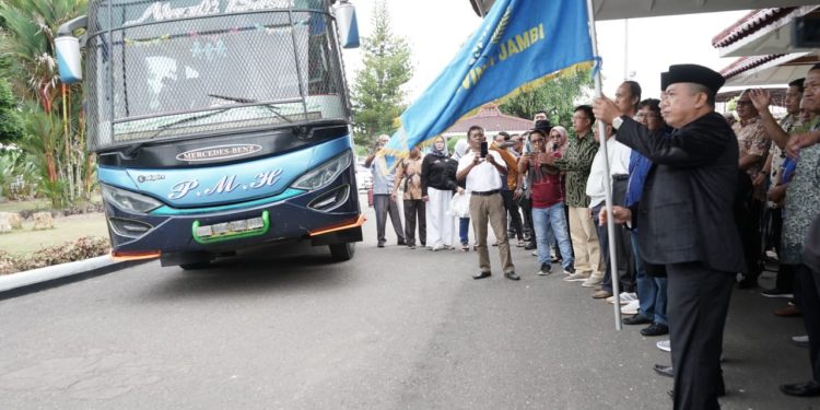 Al Haris Lepas Kontingen PWI Jambi ke HPN 2023 di Medan
