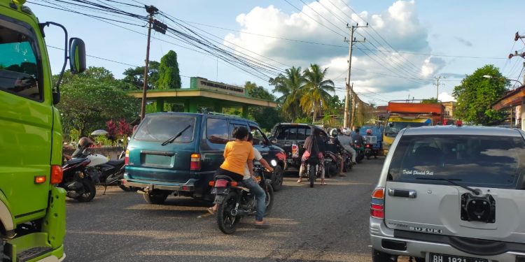 Jelang Bulan Suci Ramadhan 1444 H,  Masyarakat Padati Pemakaman Umum Simpang Harapan Bangko