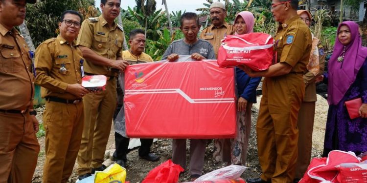 Kadis Sosial Merangin  Santuni Keluarga Korban Kebakaran di Kelurahan Pasar Atas