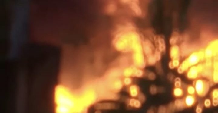 Rumah Bedeng Semi Permanen Milik Warga RT 03 Lingkungan Simpang Harapan Bangko Hangus Terbakar