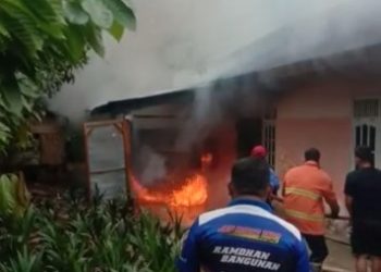 Sijago Merah Kembali Mengamuk, Mobil dan Rumah Milik Warga RT 03 Desa Sungai Ulak Bangko Terbakar
