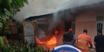 Sijago Merah Kembali Mengamuk, Mobil dan Rumah Milik Warga RT 03 Desa Sungai Ulak Bangko Terbakar