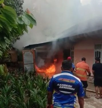 Sijago Merah Kembali Mengamuk, Mobil dan Rumah Milik Warga RT 03 Desa Sungai Ulak Bangko Terbakar