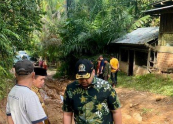 Wakil Ketua DPRD Provinsi Jambi Dampingi Al Haris Tinjau Jalan di Batang Asai