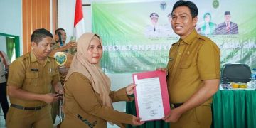 Bupati Batanghari Serahkan Dokumen Itsbah Nikah Untuk Tiga Kecamatan