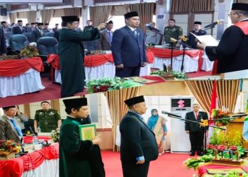 Yoshadi Jadi Pimpinan, Ketua DPRD H Fajran Lantik Adharionto PAW Satmarlendan