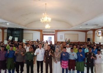 Pj Bupati Muaro Jambi Serahkan Secara Simbolis 300 Sertifikat Kepada UMKM
