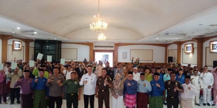 Pj Bupati Muaro Jambi Serahkan Secara Simbolis 300 Sertifikat Kepada UMKM