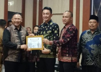 PJ Bupati Bachyuni Deliansyah Terima Piagam Dari Kapolres Muaro Jambi