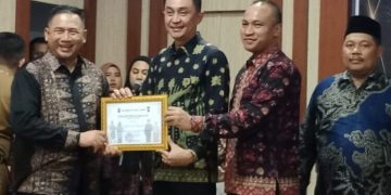 PJ Bupati Bachyuni Deliansyah Terima Piagam Dari Kapolres Muaro Jambi