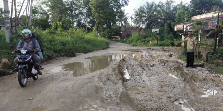 Kondisi Jalan  di Talang Kawo Merangin Rusak Parah dikeluhkan Warga dan Pengendara