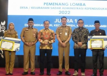 Pemkab Muaro Jambi Menerima Seritifikat Penghargaan Desa Terbaik I