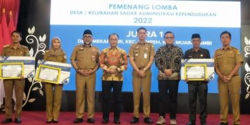 Pemkab Muaro Jambi Menerima Seritifikat Penghargaan Desa Terbaik I