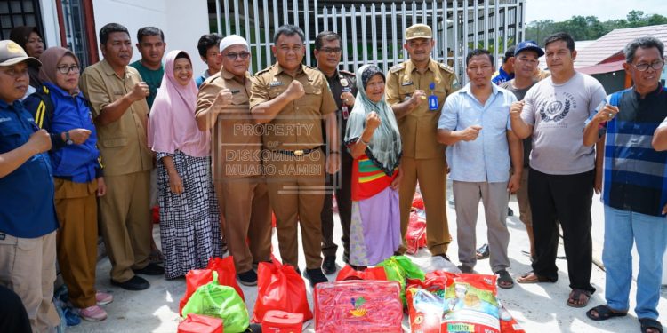 Pemkab Muaro Jambi Berikan Bantuan Kepada Korban Angin Puting Beliung