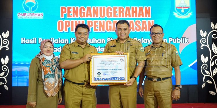 Pemkab Muaro Jambi Terima Penghargaan Predikat Kepatuhan Standar Pelayanan Publik Tahun 2022