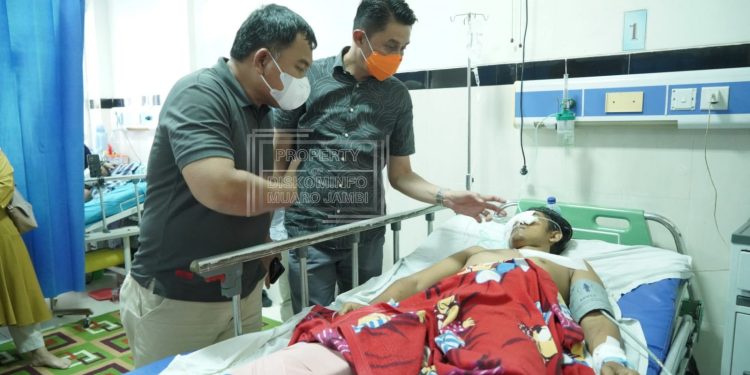 Pj. Bupati Bachyuni Bersama Sekda Menjenguk Warga Suka Damai di Serang Beruang