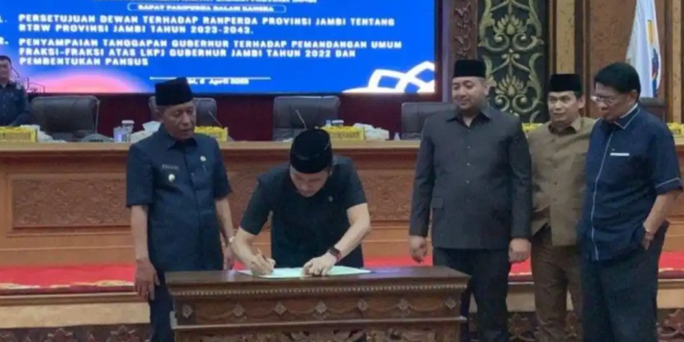 Ketua DPRD Edi Purwanto dan Anggota DPRD Setujui Ranperda RTRW Provinsi Jambi