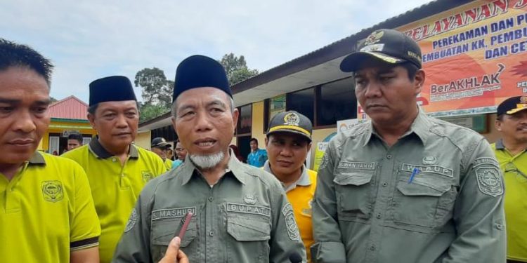 Bupati Merangin Serahkan Penghargaan Kepada 7 Kades di Kecamatan Tabir Ilir  di Acara  BBGRM XX dan HKG PKK ke-51 