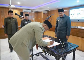 Bupati Anwar Sadat Lantik Direktur Perumda Tirta Pengabuan