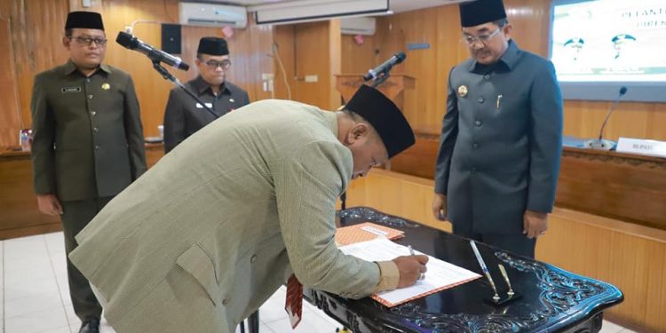 Bupati Anwar Sadat Lantik Direktur Perumda Tirta Pengabuan