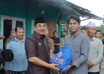Bupati Tanjab Barat Tinjau Lokasi Musibah Angin Kencang di Kelurahan Tungkal Harapan