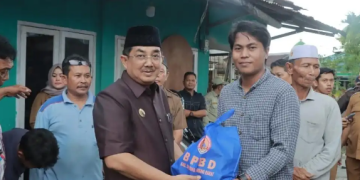 Bupati Tanjab Barat Tinjau Lokasi Musibah Angin Kencang di Kelurahan Tungkal Harapan