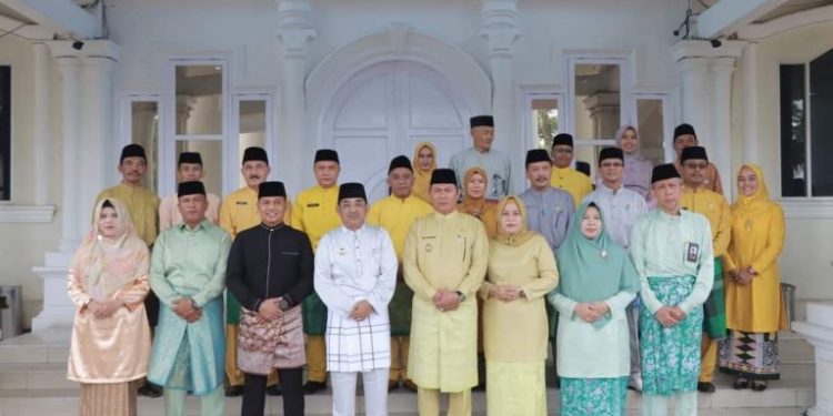 Bupati Tanjab Barat Pimpin Upacara Hardiknas dan Hari Otonomi Daerah