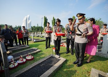 Kapolri dan Jajaran Ziarah ke TMP Kalibata