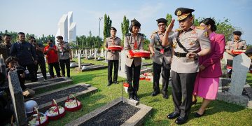 Kapolri dan Jajaran Ziarah ke TMP Kalibata