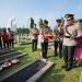 Kapolri dan Jajaran Ziarah ke TMP Kalibata