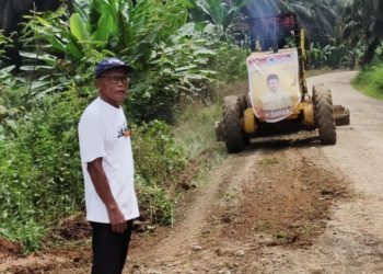 Tampung Aspirasi Masyarakat, H. Sukar Anggota DPRD Merangin Dapil III Pamenang Perbaiki Jalan Rusak Gunakan Dana Pribadi