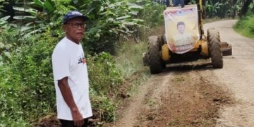 Tampung Aspirasi Masyarakat, H. Sukar Anggota DPRD Merangin Dapil III Pamenang Perbaiki Jalan Rusak Gunakan Dana Pribadi