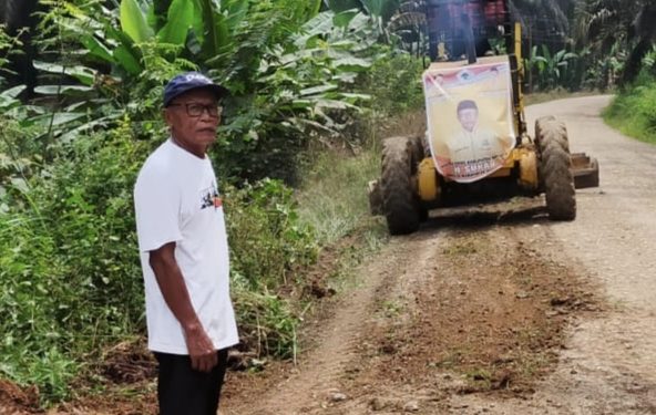 Tampung Aspirasi Masyarakat, H. Sukar Anggota DPRD Merangin Dapil III Pamenang Perbaiki Jalan Rusak Gunakan Dana Pribadi