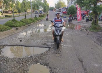 Lama Belum diperbaiki, Jalan Berlubang di Jalan Jalur Tiga Merangin  dikeluhkan Pengendara 