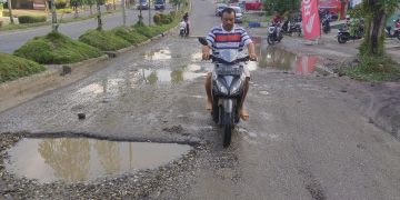 Lama Belum diperbaiki, Jalan Berlubang di Jalan Jalur Tiga Merangin  dikeluhkan Pengendara 