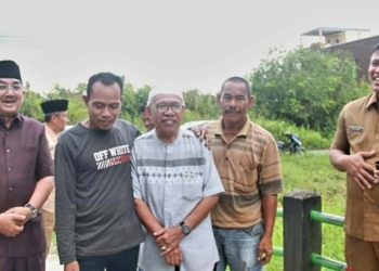 Bupati Tanjab Barat Tinjau Pekerjaan Normalisasi Anak Parit Sungai di Parit Lapis