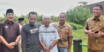 Bupati Tanjab Barat Tinjau Pekerjaan Normalisasi Anak Parit Sungai di Parit Lapis