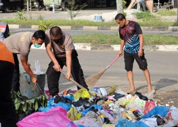 Anggota Polres Merangin Gelar Gotong Royong Bersihkan Lingkungan Dibeberapa Titik di Kota Bangko