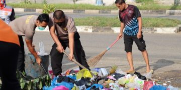 Anggota Polres Merangin Gelar Gotong Royong Bersihkan Lingkungan Dibeberapa Titik di Kota Bangko