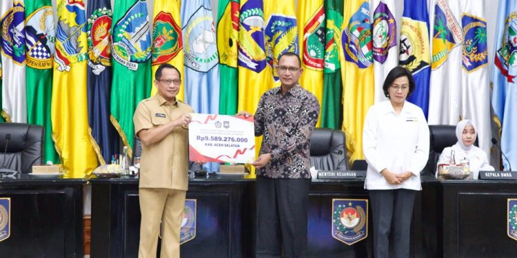 Kemendagri dan Kemenkeu Beri Penghargaan Insentif Fiskal kepada 33 Daerah yang Mampu Kendalikan Inflasi