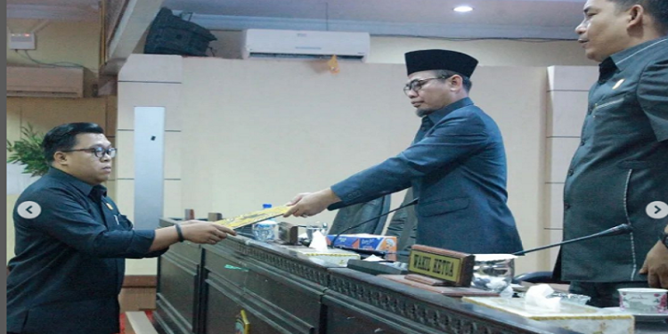 Pendapat Akhir Fraksi-fraksi Dewan Terhadap 2 Ranperda Inisiatif DPRD